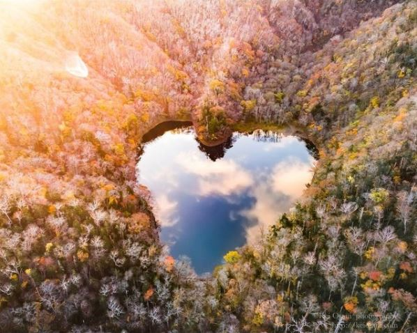 este-es-el-lago-en-forma-de-corazon-perfecto-en-japon